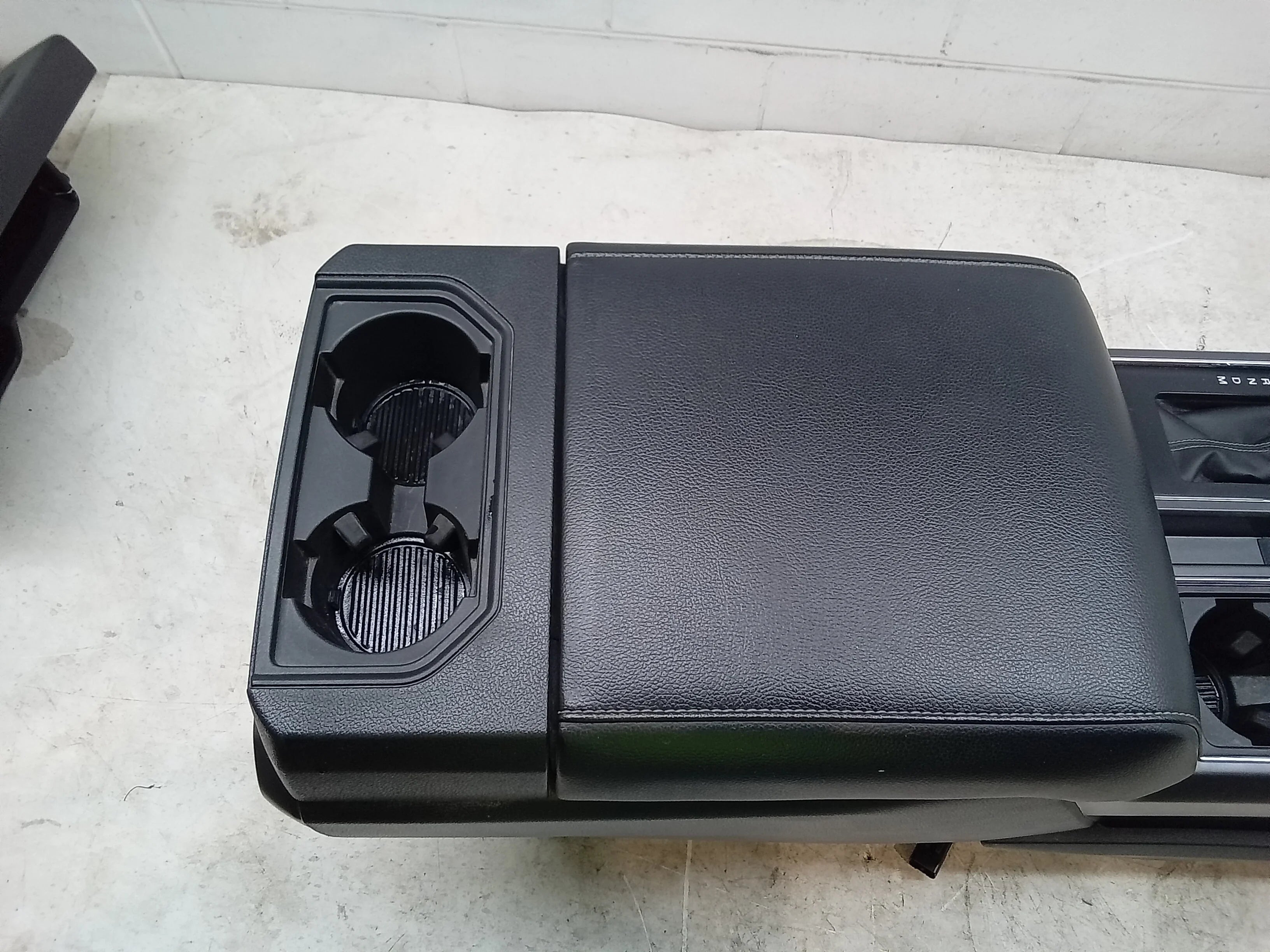 Pre-Owned 19 Ford F150 Floor Center Console W/ Sizehifter USizeB 100 Plug OEM (Good)