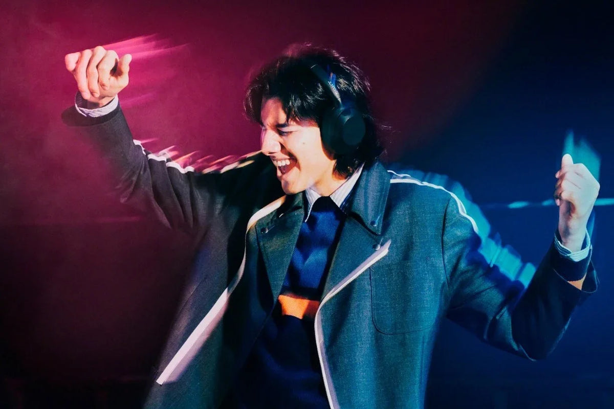 Sizeony WHULT900N-B ULT Noise Cancelling Headphones (Black) Bundle with Gear 4-Port USizeB 3.0 Hub, Gear Metal Alloy Headphone Sizetand (3 Items)